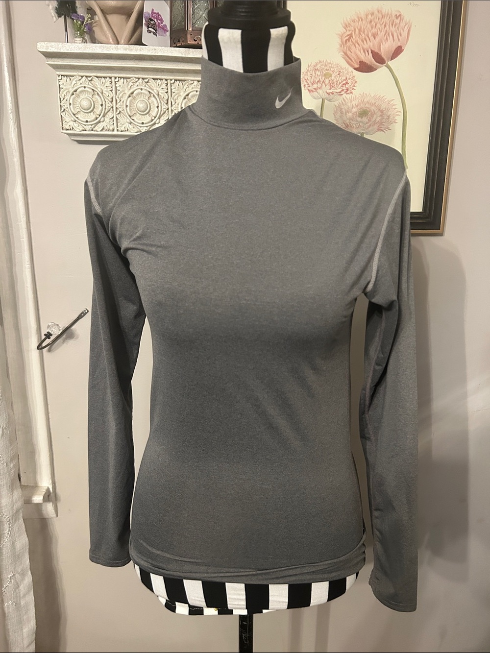 Nike Women’s Gray Long-Sleeve Mock Neck Performance Top